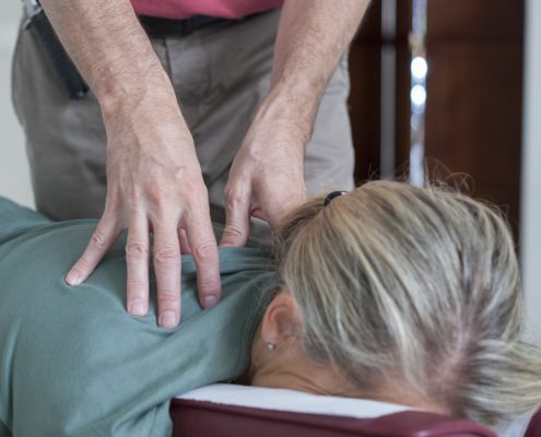 El doctor en Quiropráctica Richard Millo realiza un ajuste quiropráctico en uno de sus centros