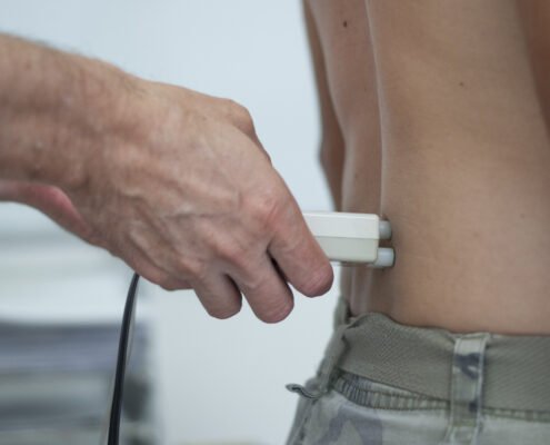 La revisión en la columna es fundamental en los niños El doctor en Quiropráctica Richard Millo hace una revisión de la columna