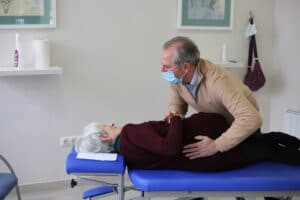 joven con quiropráctica