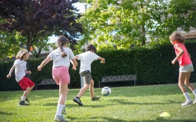 Niños que crecen demasiado rápido: cómo afecta al desarrollo de su columna