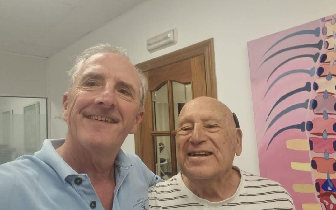 Salvador junto al quiropráctico Richard Millo en la consulta